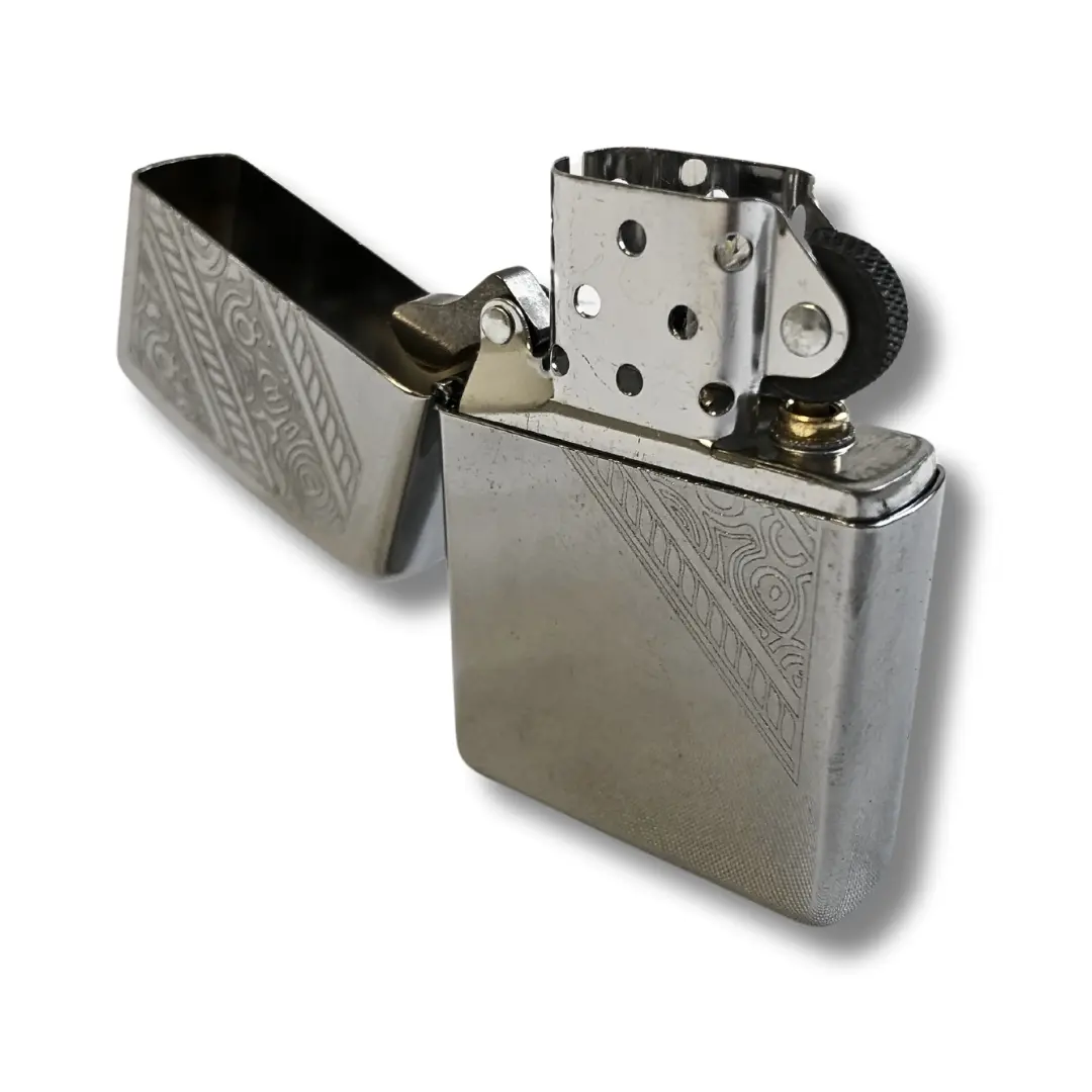 Zippo Feuerzeug Eckmuster Aufgeklappt