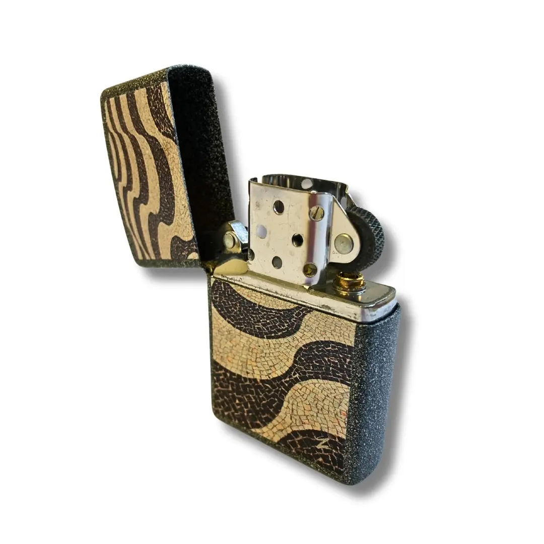 Zippo Feuerzeug Copacabana Aufgeklappt